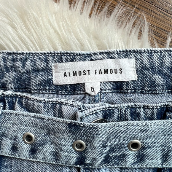 Almost Famous Womens Skinny Jeans Blue Belted Light Wash Mid Rise Juniors 5 - Picture 7 of 7
